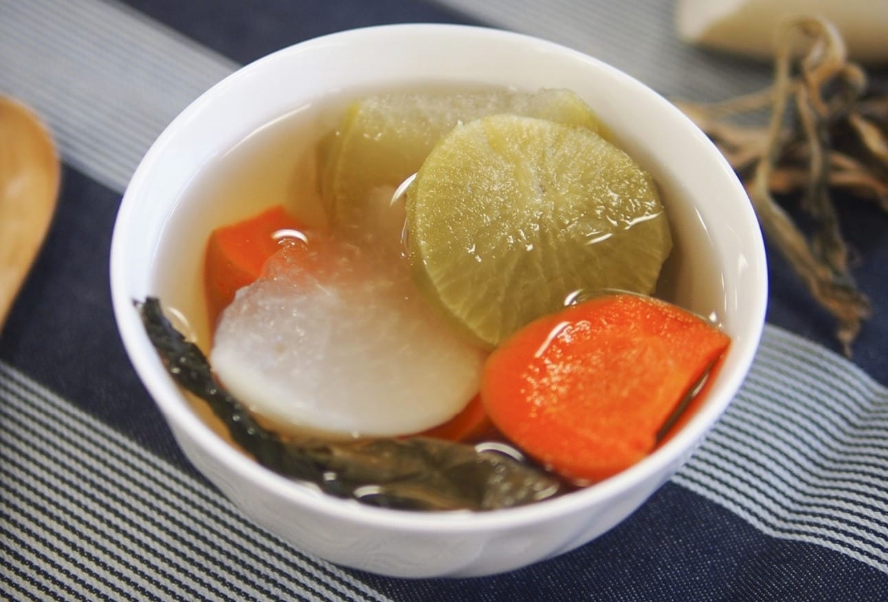 【每日一湯】煲湯教學 – [青紅蘿蔔菜乾素湯]