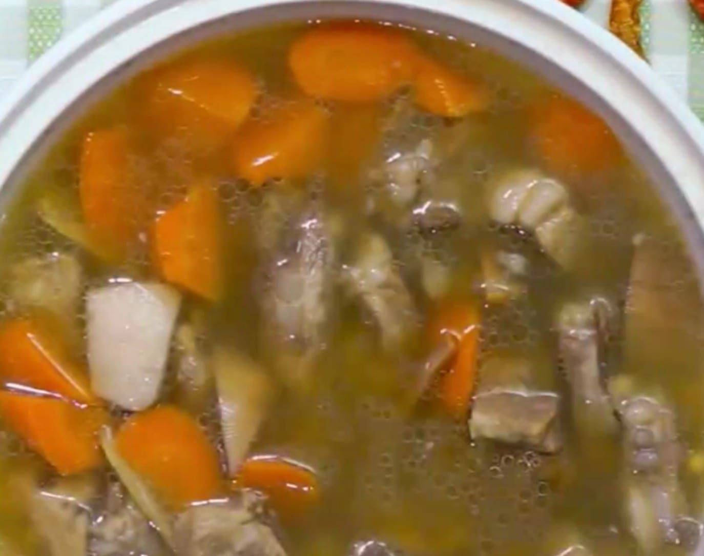 【每日一湯】煲湯教學 – [蓮藕蜜棗排骨湯]